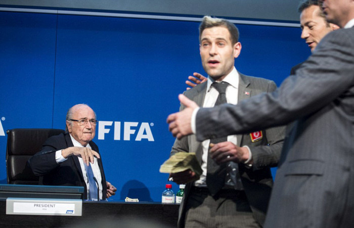 Комик Саймон Бродкин (Ли Нельсон) бросил пачку денег в главу ФИФА Йозефа Блаттера (8 фото)