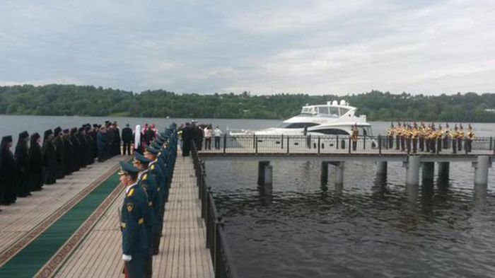 Патриарх Кирилл приплыл в город Плес на новой личной яхте (5 фото)