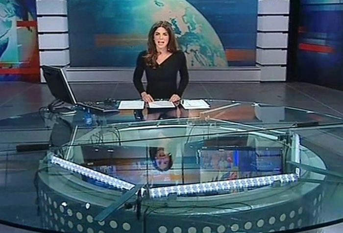 В Италии выпуск новостей совместили с показом нижнего белья ведущих  (6 фото + видео)