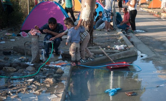 Нечеловеческие условия жизни беженцев в Греции (8 фото)