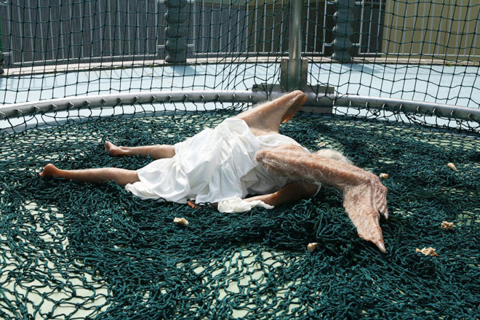 Китайские дизайнеры показали пугающе реалистичного падшего ангела (5 фото)