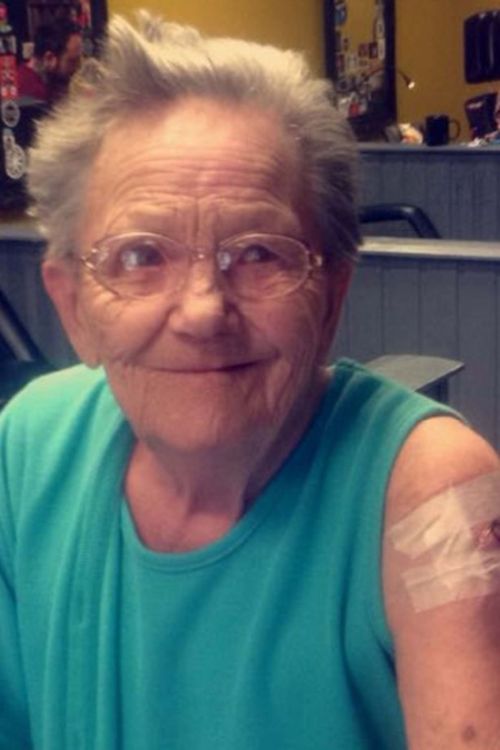 В Ирландии пенсионерка сбежала из дома престарелых, чтобы сделать себе тату (3 фото)