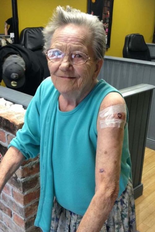 В Ирландии пенсионерка сбежала из дома престарелых, чтобы сделать себе тату (3 фото)
