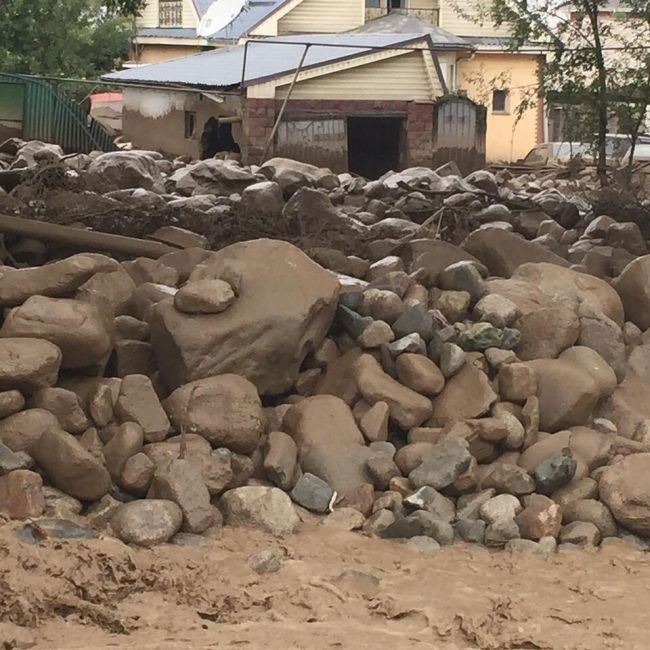В Алматы ликвидируют последствия схода сели (22 фото + 3 видео)