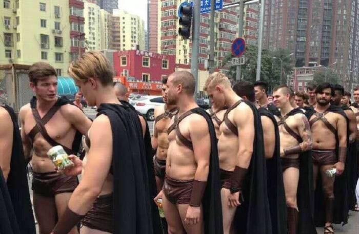 Пекинская полиция арестовала 100 мужчин в костюмах древних спартанских воинов (12 фото)
