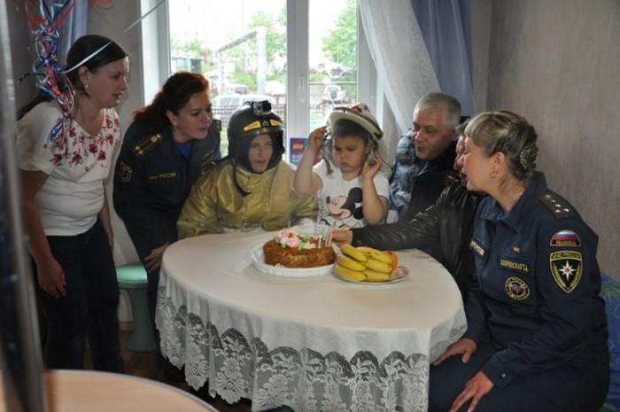 В Петропавловске-Камчатском пожарные поздравили с Днем рождения 7-летнего мальчика Лёню (9 фото)