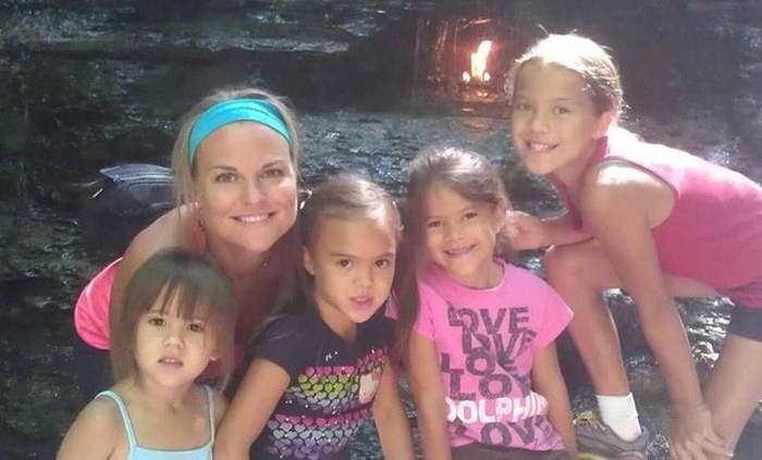 После смерти подруги женщина стала воспитывать четырех ее дочерей (6 фото)