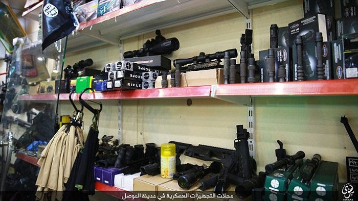 ИГИЛ опубликовал фото оружейного магазина в городе Мосул (12 фото )