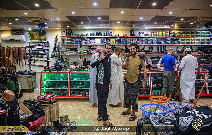 ИГИЛ опубликовал фото оружейного магазина в городе Мосул (12 фото )