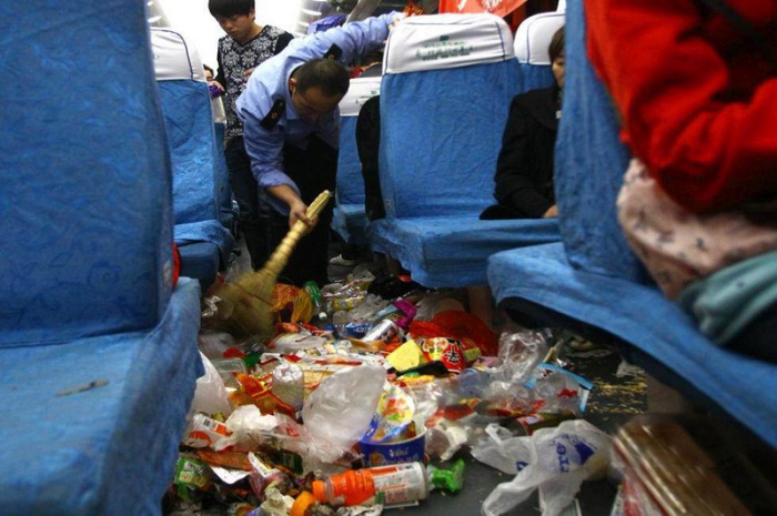 Так выглядит типичный вагон поезда в праздничные дни в Китае (4 фото)