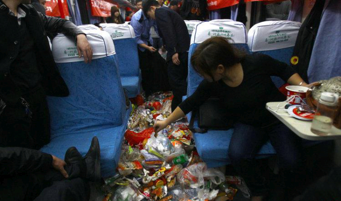 Так выглядит типичный вагон поезда в праздничные дни в Китае (4 фото)