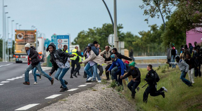 Нелегальные мигранты третий день штурмуют Евротоннель в надежде попасть в Великобританию (20 фото)