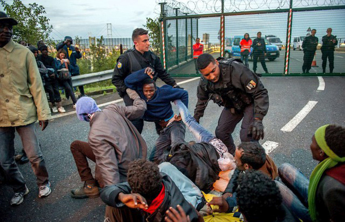 Нелегальные мигранты третий день штурмуют Евротоннель в надежде попасть в Великобританию (20 фото)