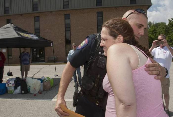 Полицейский помог женщине, которую он должен был арестовать за воровство (5 фото)