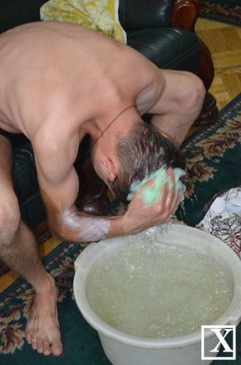 Житель Луцка помылся в сессионном зале горсовета (4 фото)