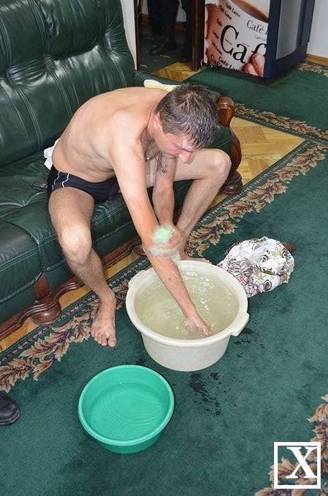 Житель Луцка помылся в сессионном зале горсовета (4 фото)