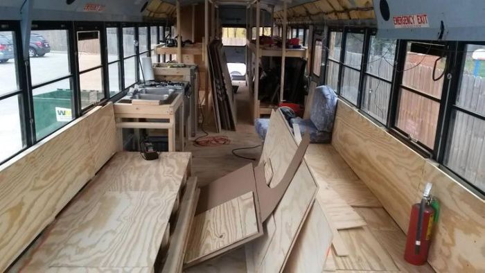 Выпускники колледжа построили крутой дом на колесах на базе школьного автобуса (30 фото)