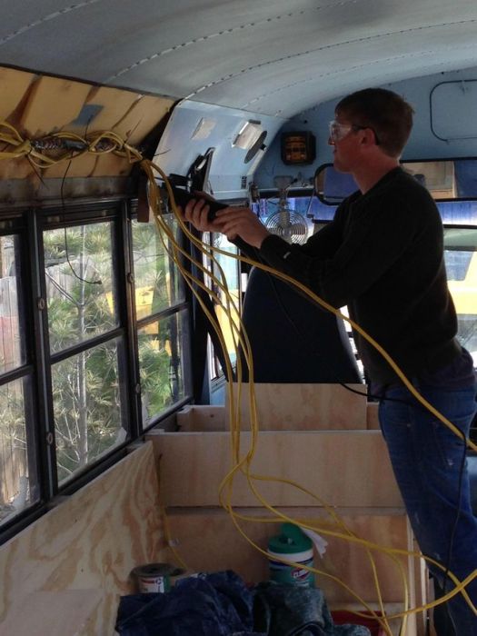 Выпускники колледжа построили крутой дом на колесах на базе школьного автобуса (30 фото)