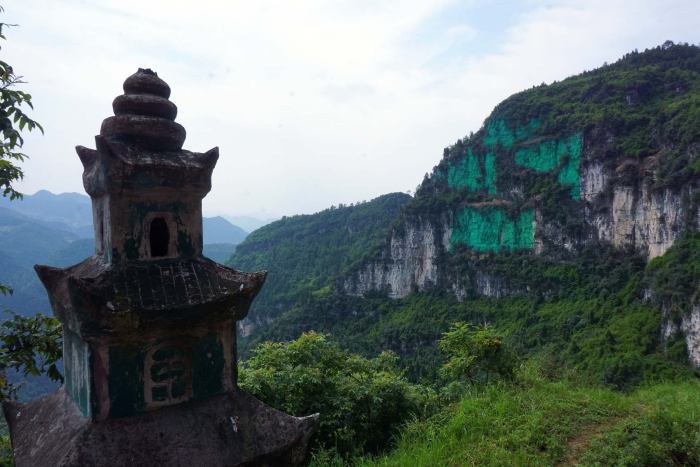 Китаец перекрасил гору в зеленый цвет, так как она не соответствовала правилам фэншуя (4 фото)