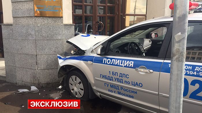 В Москве резидент Comedy Club Демис Карибов (Карибидис) въехал в автомобиль ДПС (4 фото)