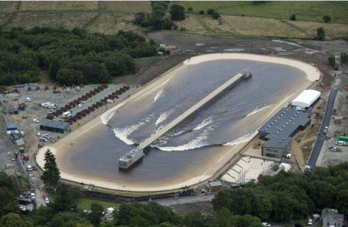 В Великобритании открыли искусственное озеро для серфинга с самыми большими волнами (6 фото)