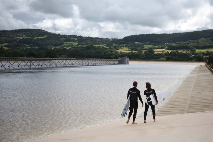 В Великобритании открыли искусственное озеро для серфинга с самыми большими волнами (6 фото)