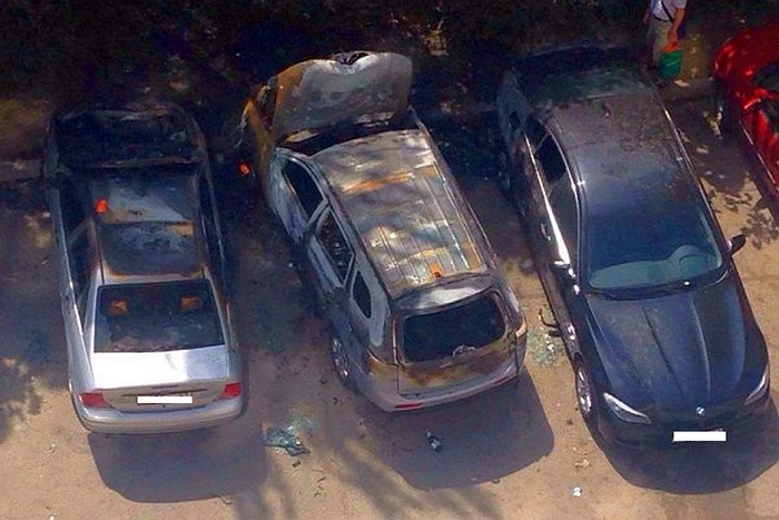 Празднуя покупку BMW, житель Ростова-на-Дону спалил три автомобиля (3 фото)
