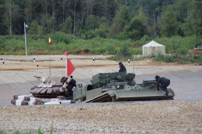 На «Армейских играх 2015» танкисты из Венесуэлы «утопили» танк (15 фото)