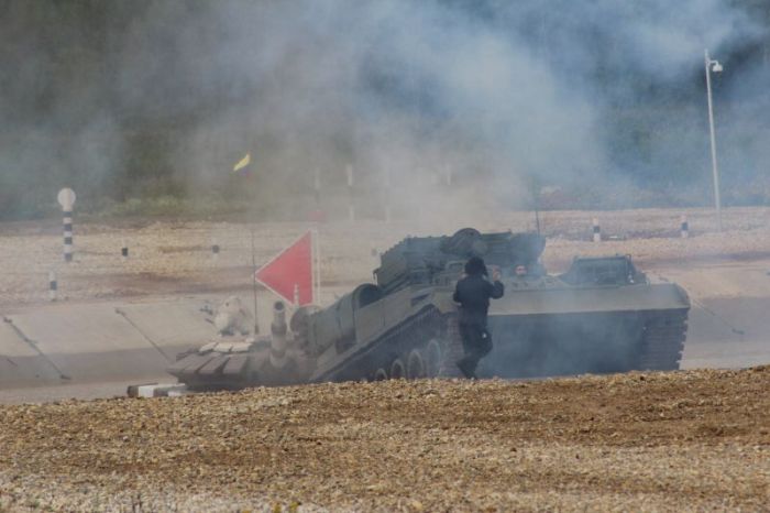 На «Армейских играх 2015» танкисты из Венесуэлы «утопили» танк (15 фото)