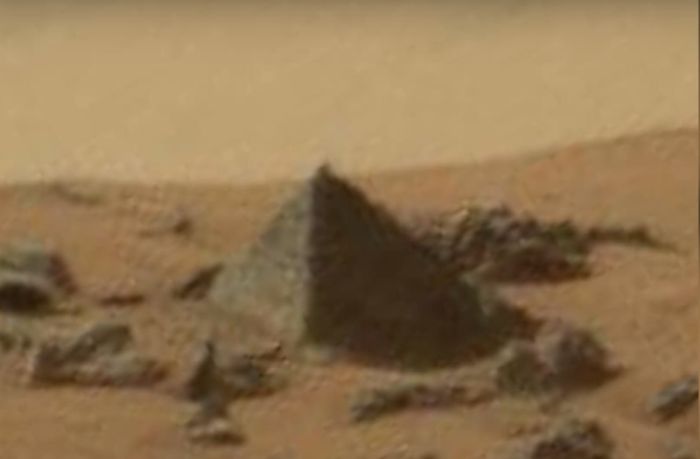 Неожиданные объекты на снимках Марса (10 фото)