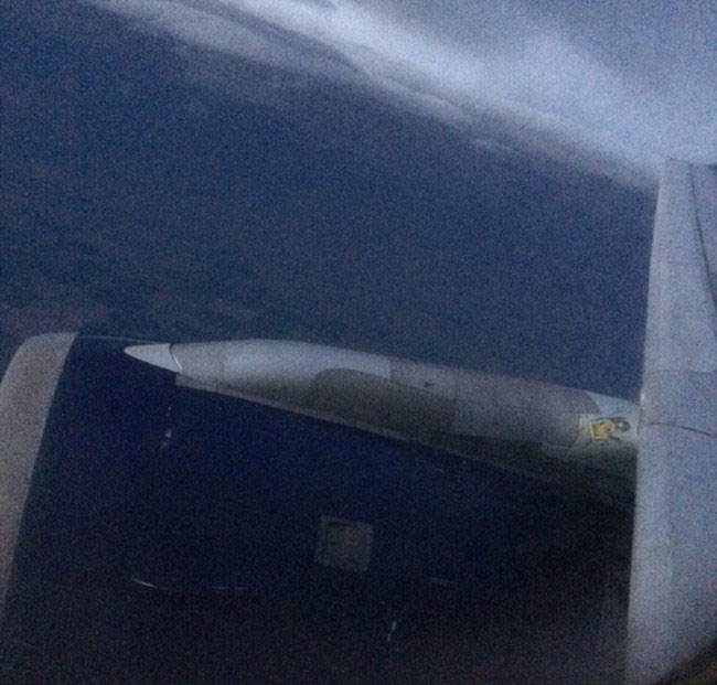 В Денвере совершил экстренную посадку поврежденный градом самолет (4 фото)