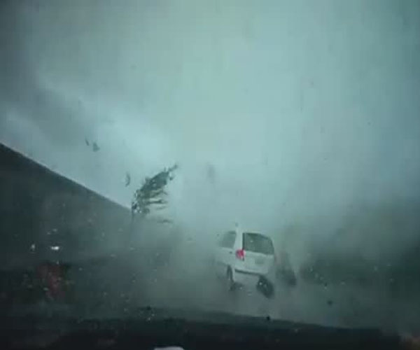 Торнадо на дороге Тайваня