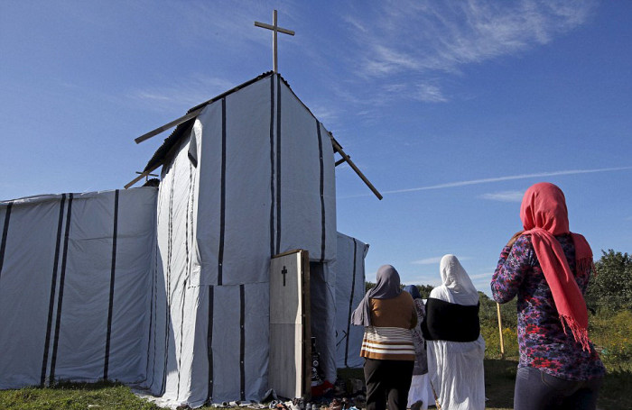 Церковь-хижина во французском лагере для беженцев (21 фото)