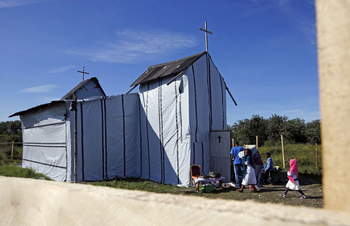 Церковь-хижина во французском лагере для беженцев (21 фото)