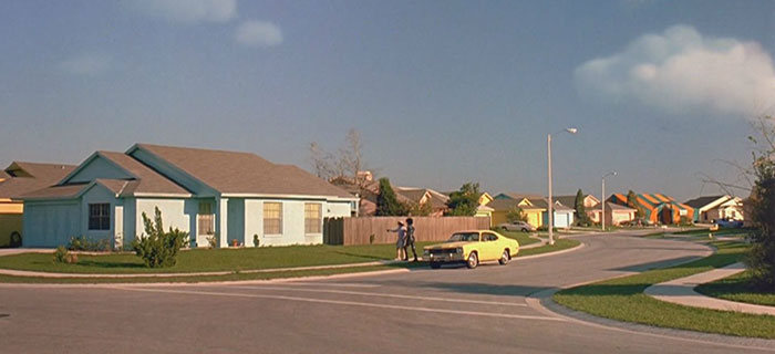 Город из фильма «Эдвард Руки-ножницы» 25 лет спустя (14 фото)