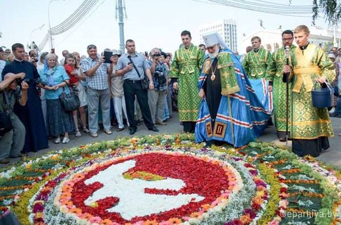 Гомель встретил митрополита Павла дорожкой из живых цветов (4 фото)