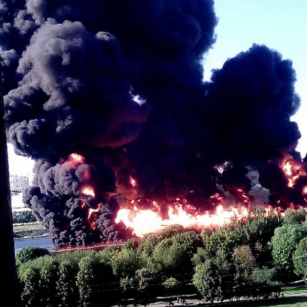 В Москве ликвидировали пожар на поверхности Москвы-реки (10 фото +  видео)