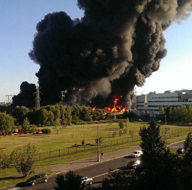 В Москве ликвидировали пожар на поверхности Москвы-реки (10 фото +  видео)