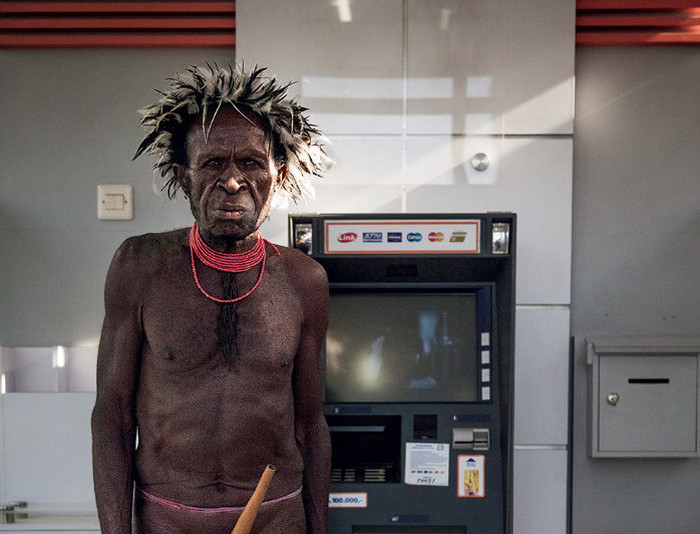Роль современных технологий в жизни племен (19 фото)