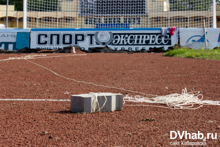 На стадионе в Хабаровске положили резиновое покрытие, которое рвется руками (15 фото + видео)