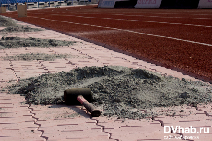 На стадионе в Хабаровске положили резиновое покрытие, которое рвется руками (15 фото + видео)