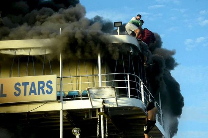 На Филиппинах произошел пожар на пассажирском пароме (3 фото + видео)