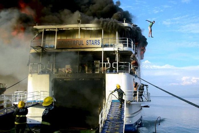 На Филиппинах произошел пожар на пассажирском пароме (3 фото + видео)