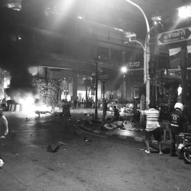В центре Бангкока, столице Таиланда, прогремел мощный взрыв, есть погибшие и раненные (10 фото + видео)