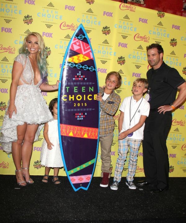 Бритни Спирс явилась на детскую премию в откровенном платье без белья (5 фото)
