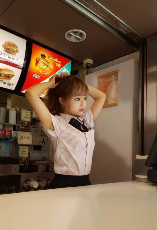 Пользователи сети назвали жительницу Тайваня самой красивой работницей McDonald's (12 фото + видео)