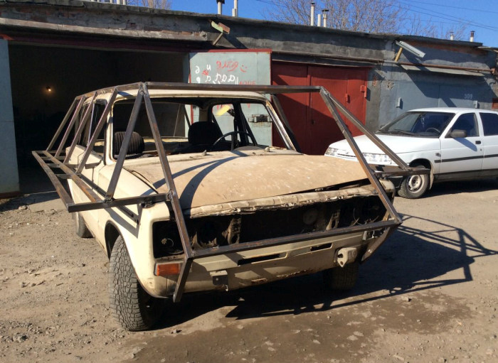 Житель Таганрога превратил ВАЗ-2106 в самодельный танк и выставил на продажу (6 фото)