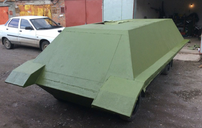 Житель Таганрога превратил ВАЗ-2106 в самодельный танк и выставил на продажу (6 фото)