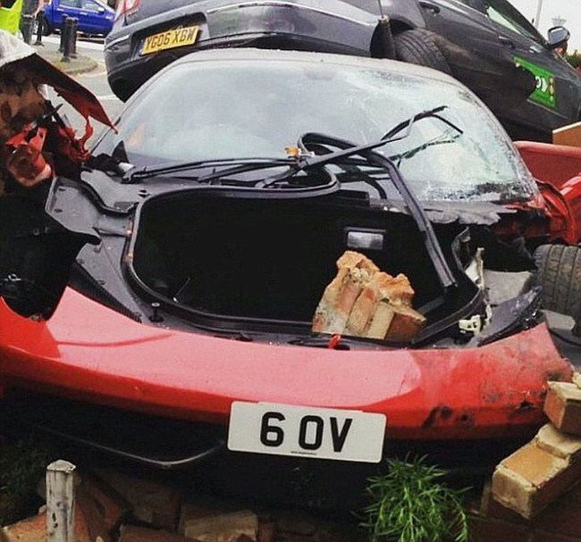 Британец разбил арендованный суперкар Ferrari 458 Italia за 330 000 долларов (3 фото)