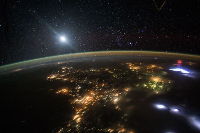 Космонавтам МКС удалось сфотографировать красные спрайты (3 фото)